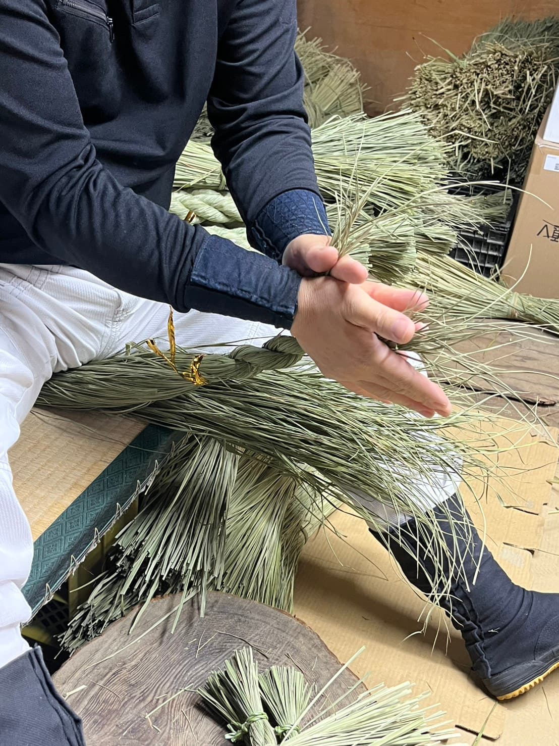 しめ縄を手縫いする職人の手